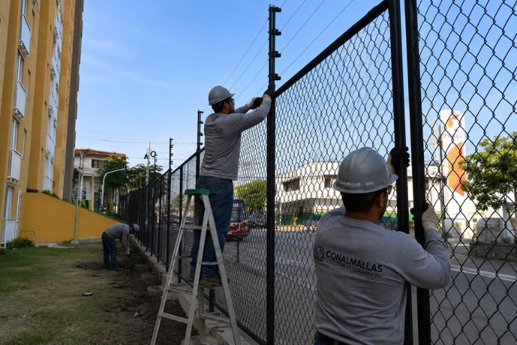 Equipo Conalmallas instalando cerramiento perimetral en Barranquilla