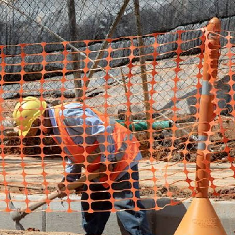 Malla naranja de seguridad en obra